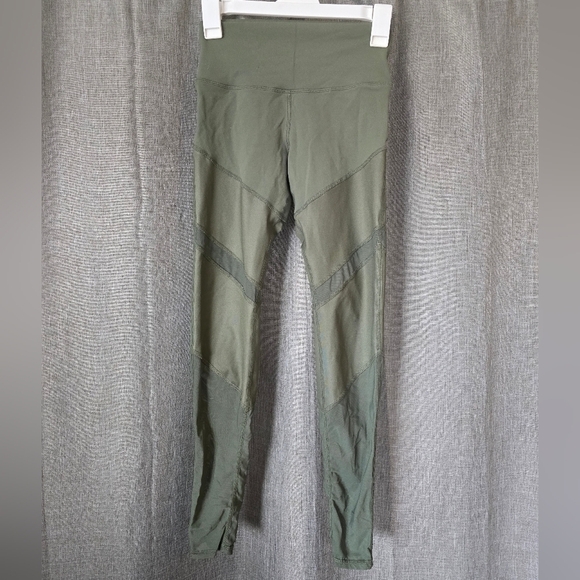 Alo Yoga High Waisted Partial Mesh Leggings Epic in Sage Green size XS - Picture 1 of 7